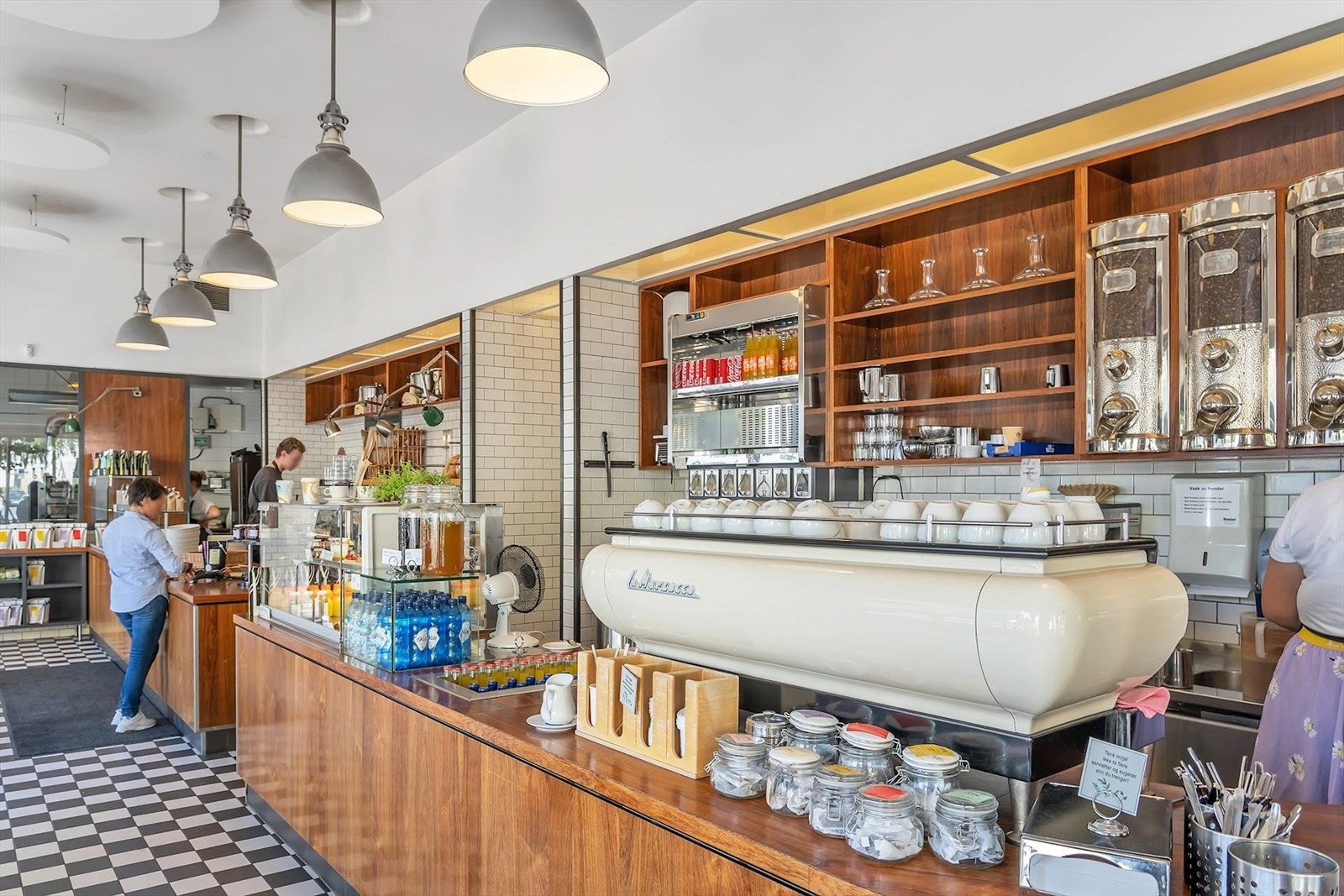 Flere trivelige gatekaféer i nærområdet skaper en livlig og sjarmerende atmosfære. Galleribilde