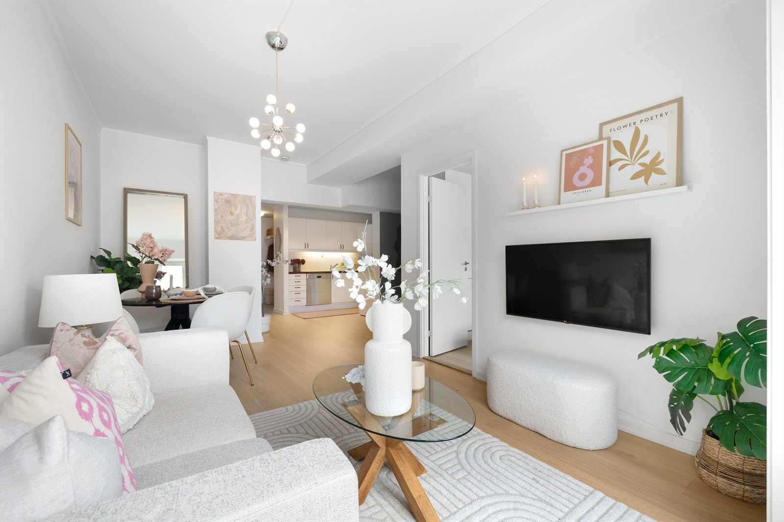 Den åpne planløsningen gir flere møbleringsmuligheter, med god plass til sofagruppe, TV-møbler og spisebord med tilhørende stoler. Galleribilde