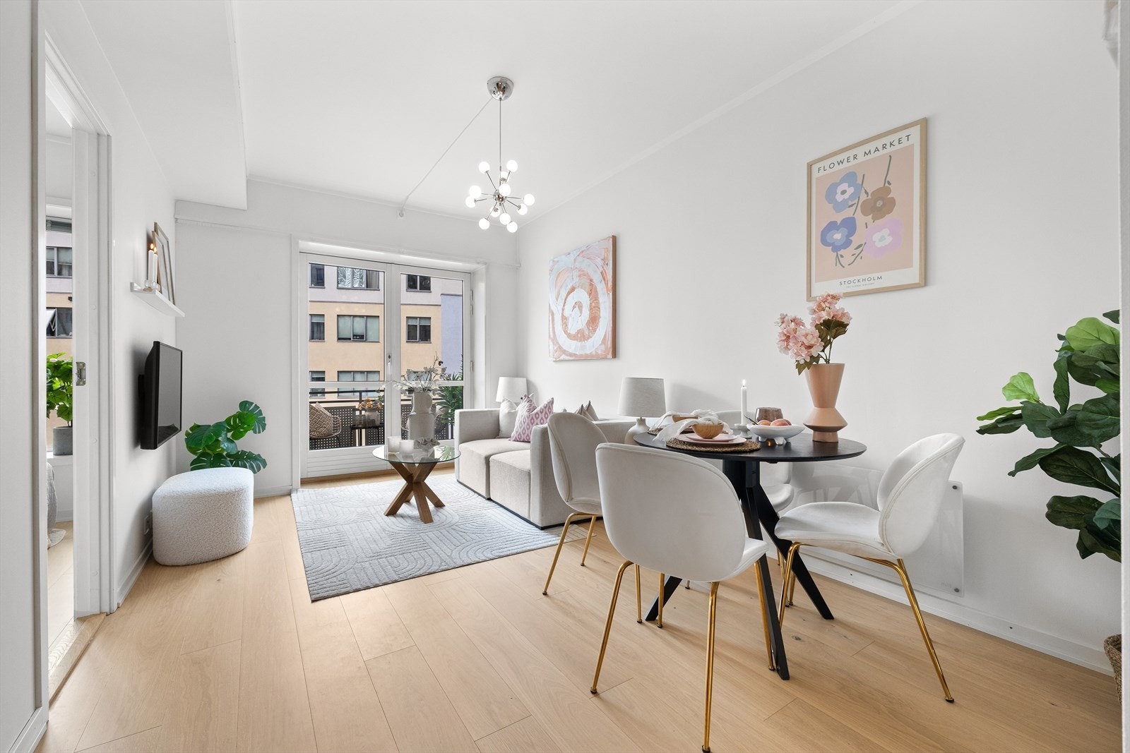 Boligen har flott 1-stavs parkett fra 2020, og veggene ble malt i lyse, tidløse fargetoner i 2019 - noe som gir et lyst og innbydende uttrykk. Galleribilde