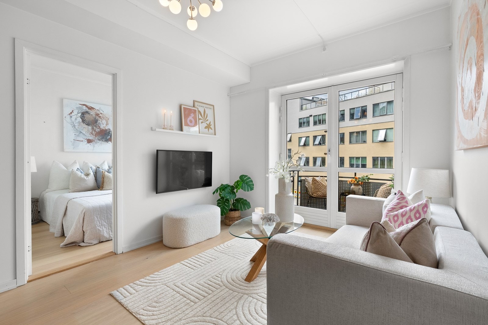 Fra stuen er det adkomst til soverommet. Galleribilde