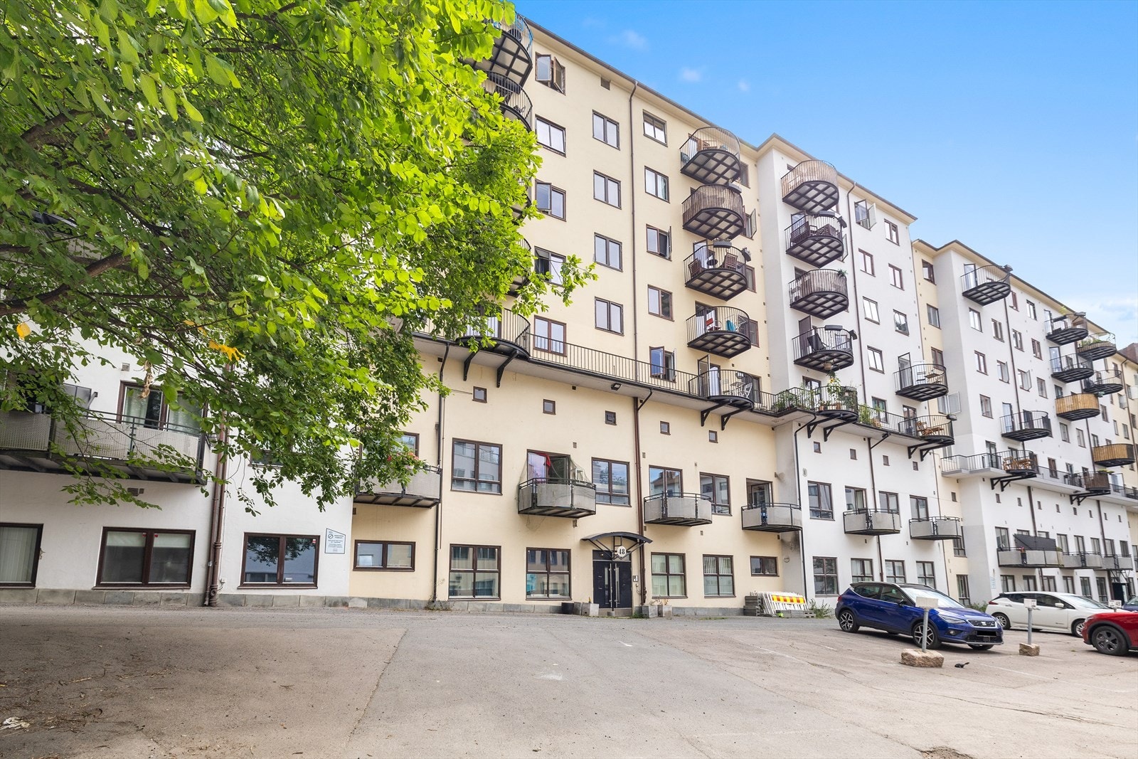 Sameiet er medeiere i Sameiet Gårdsplassen der det er mulig å leie parkeringsplass. Venteliste for parkering finnes hos forretningsfører. Galleribilde