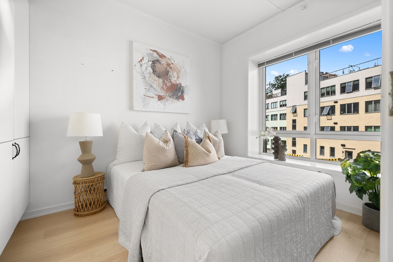 Soverommet er romslig, med plass til dobbeltseng, nattbord og tilhørende møbler. Galleribilde