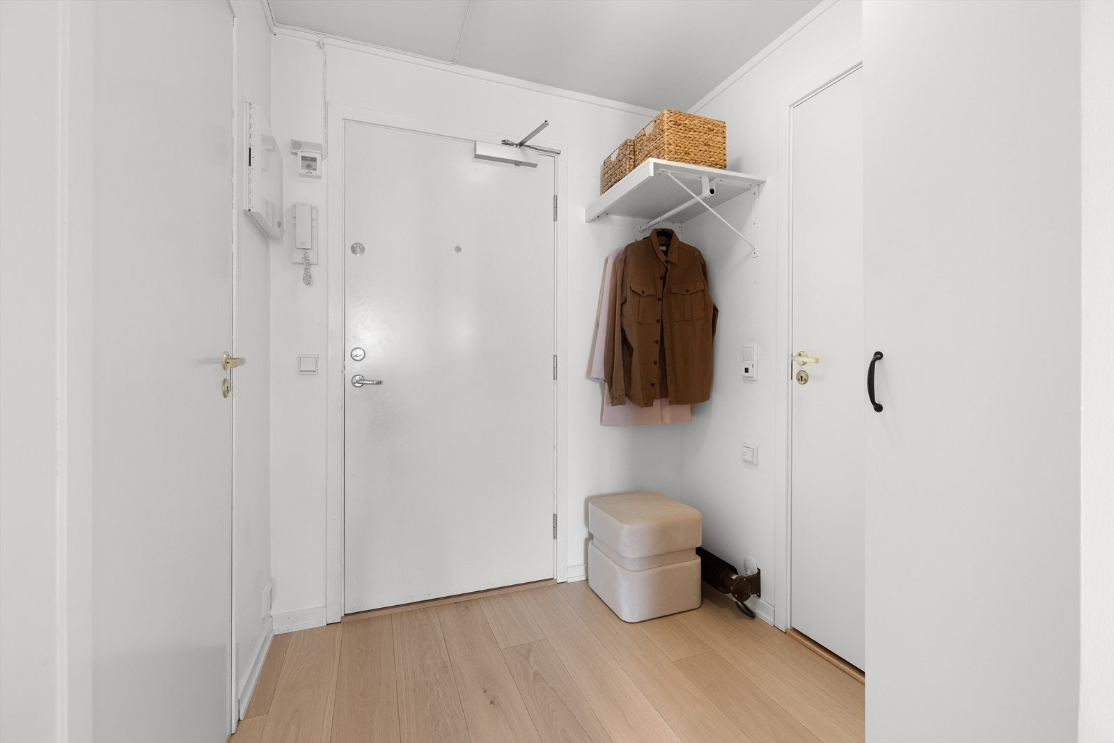 Leiligheten har en innbydende entré som skaper et umiddelbart godt førsteinntrykk. Galleribilde