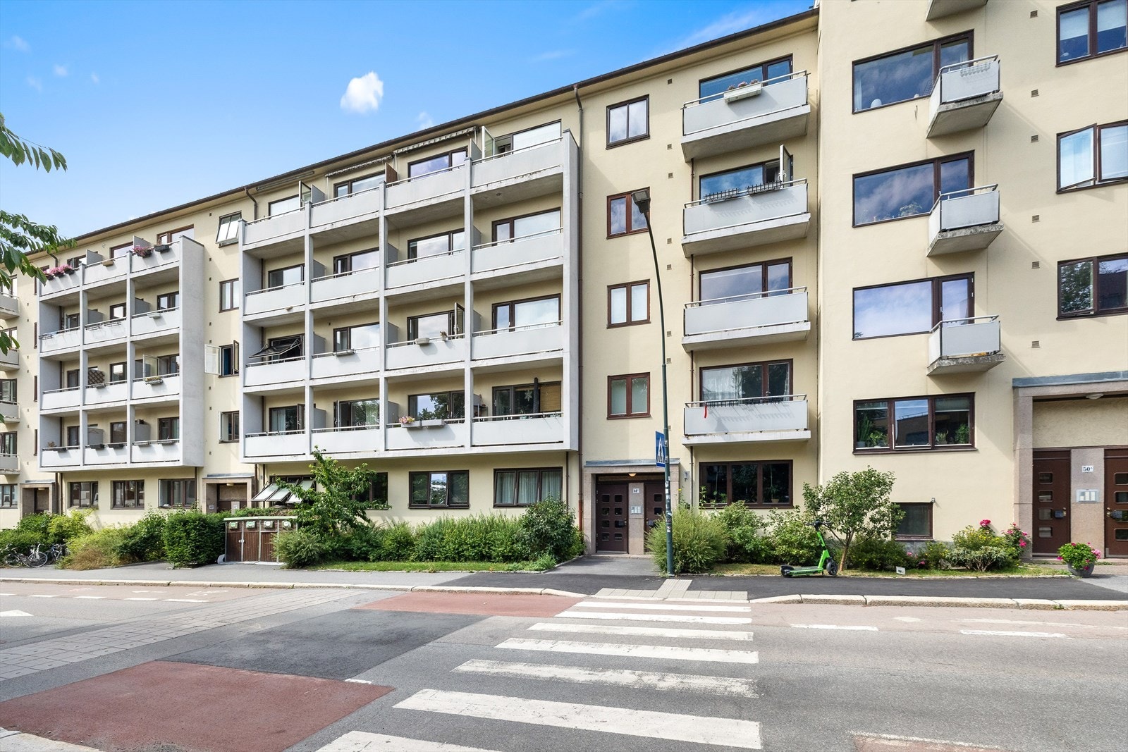 Leiligheten ligger i 2. etasje i en bygning fra 1947, og ble etablert som ny boenhet i 2004 i forbindelse med ombygging av bygget. Galleribilde