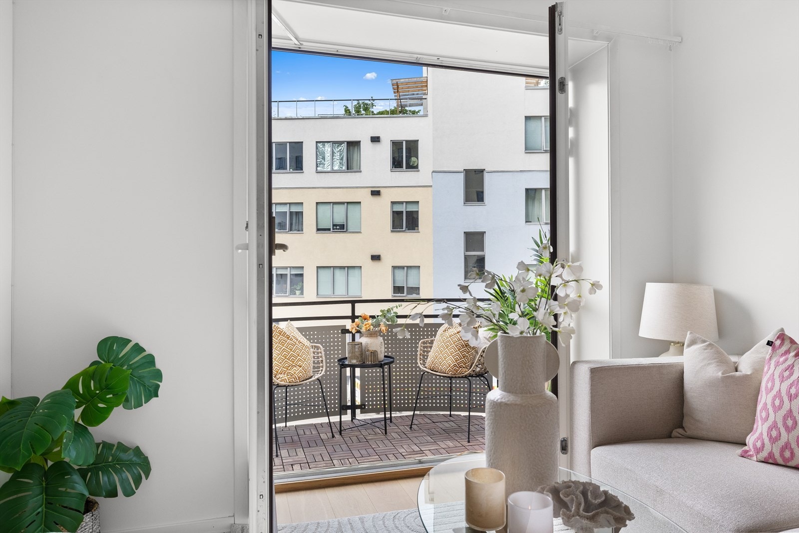 I vår- og sommerhalvåret blir balkongen en naturlig forlengelse av stuen - perfekt for hyggelige stunder med familie og venner. Galleribilde