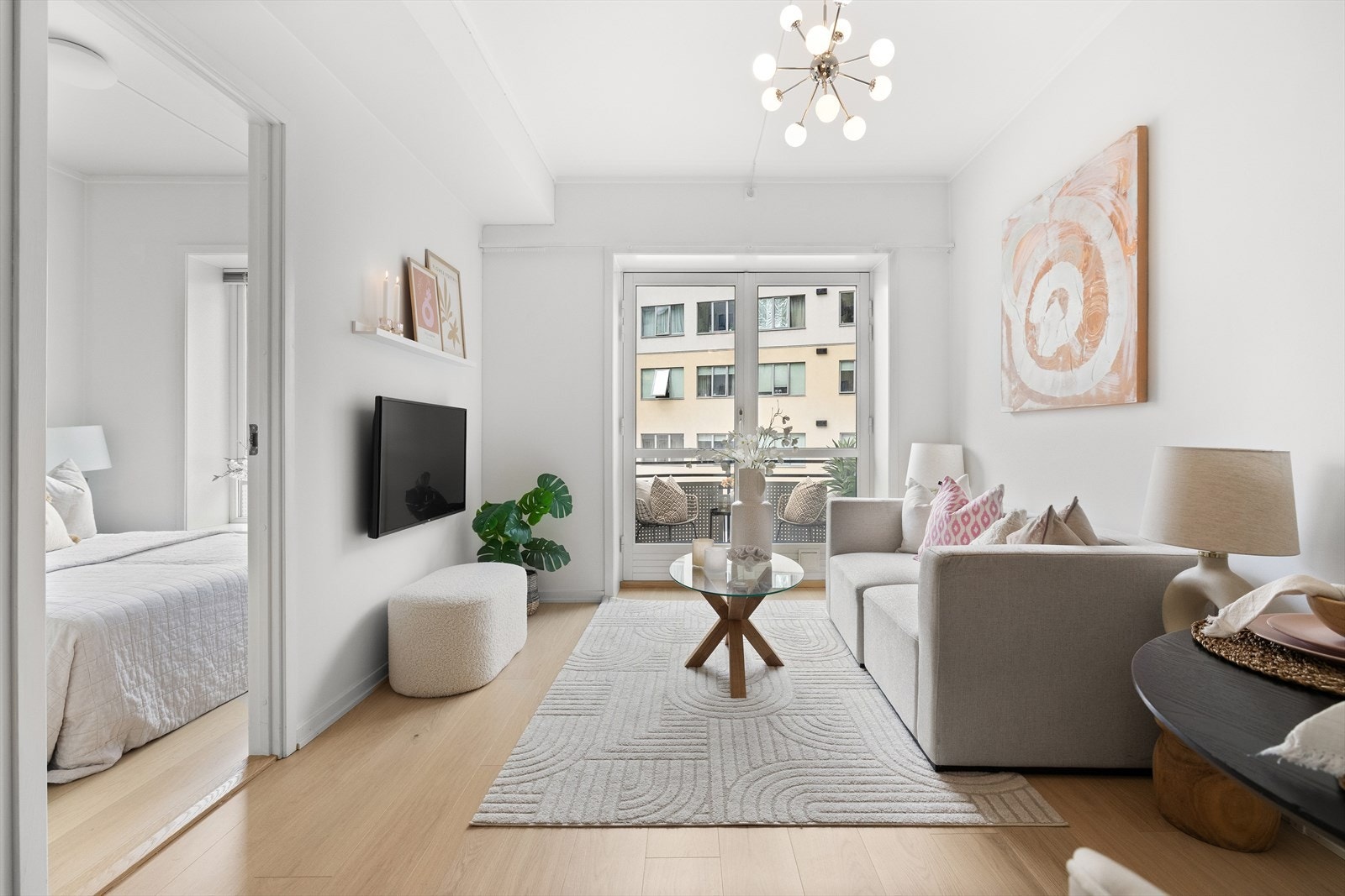 Velkommen til Sandakerveien 48D! Dette er en lys og flott 2-roms selveierleilighet i 2. etasje, attraktivt beliggende på Torshov, rett ved Akerselva, med kort gangavstand til alle fasiliteter. Galleribilde