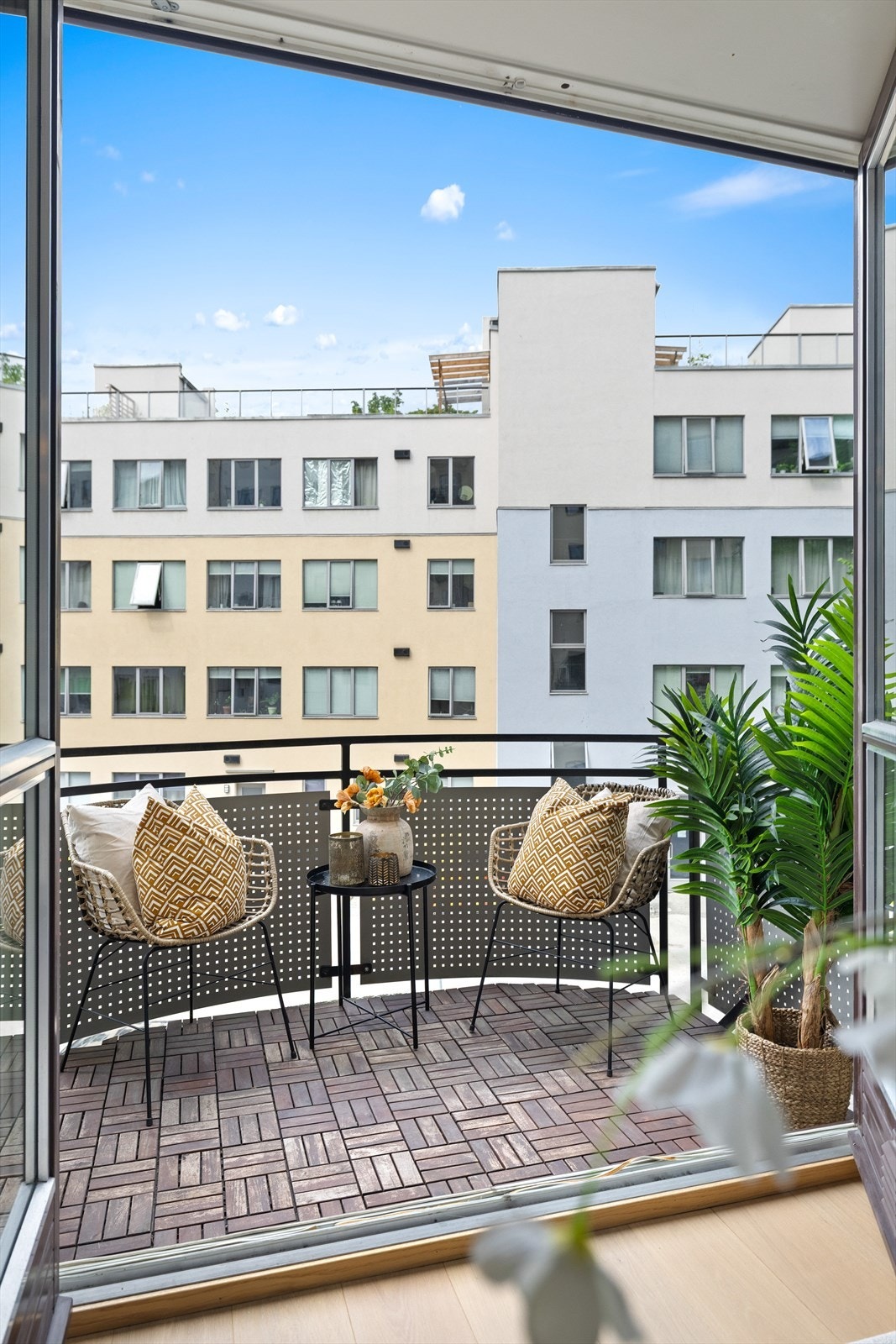 Balkongen fikk nytt dekke i juni 2023, som gir en oppgradert og moderne overflate. Galleribilde