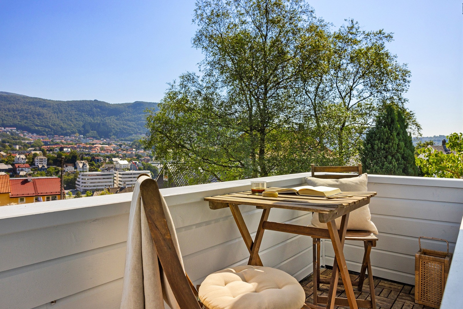 Leiligheten har en koselig balkong. Galleribilde