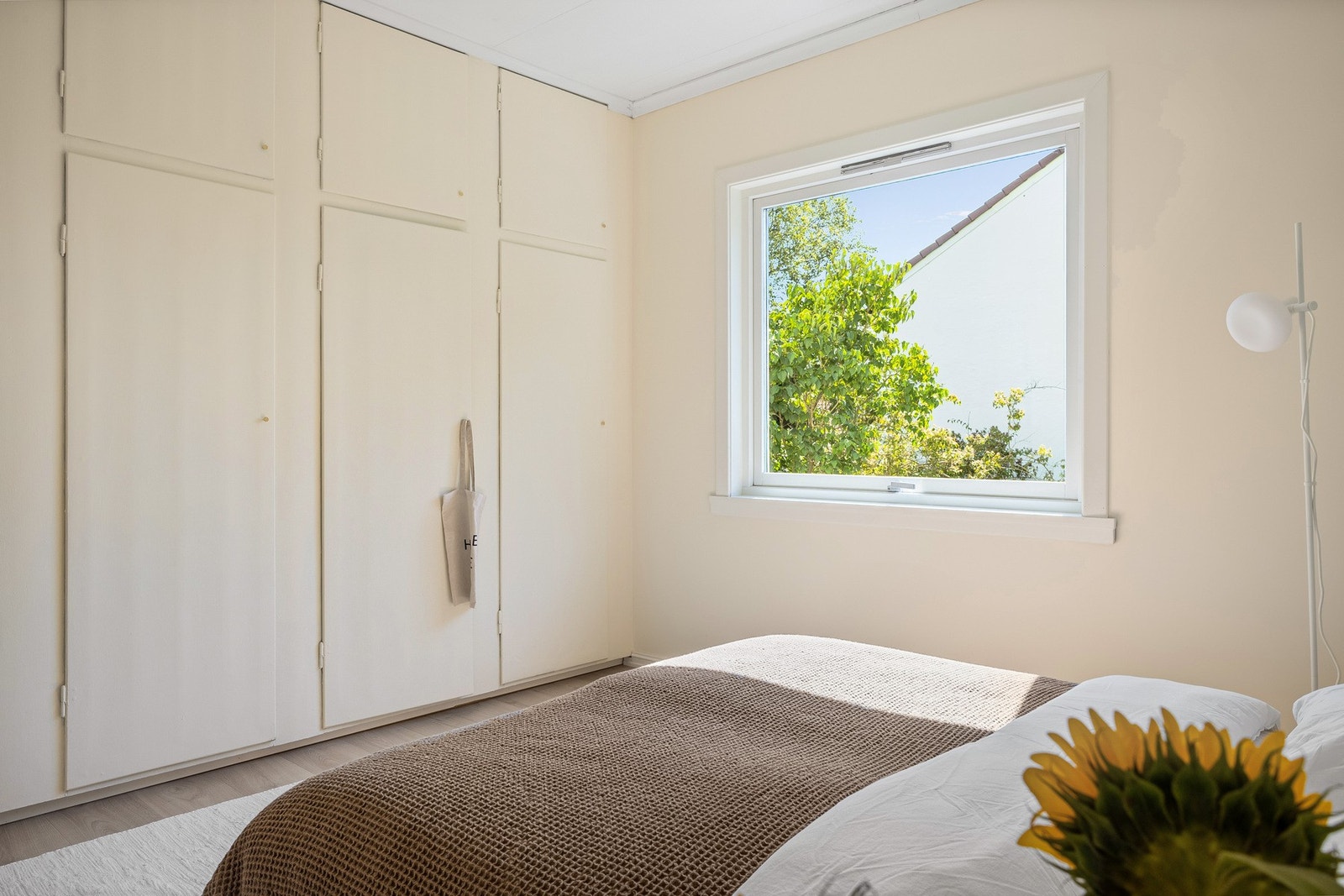 Rikelig med oppbevaringsplass i plassbygd garderobeskap. Galleribilde