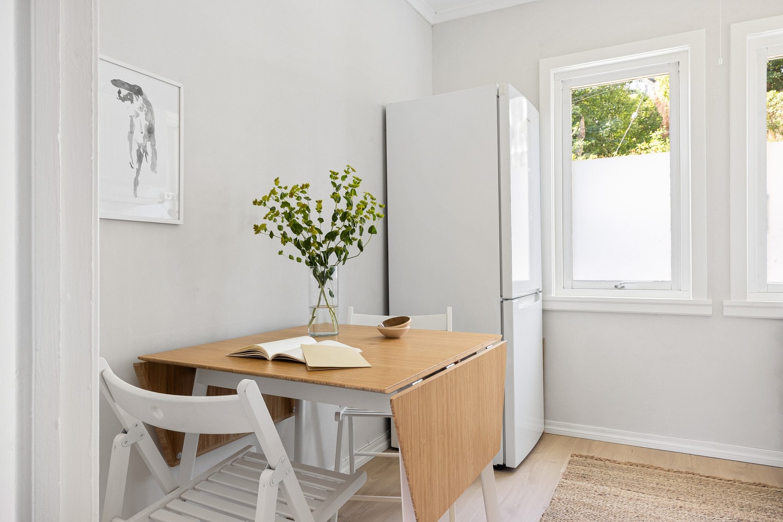 Det er plass til spisebord på kjøkkenet. Galleribilde