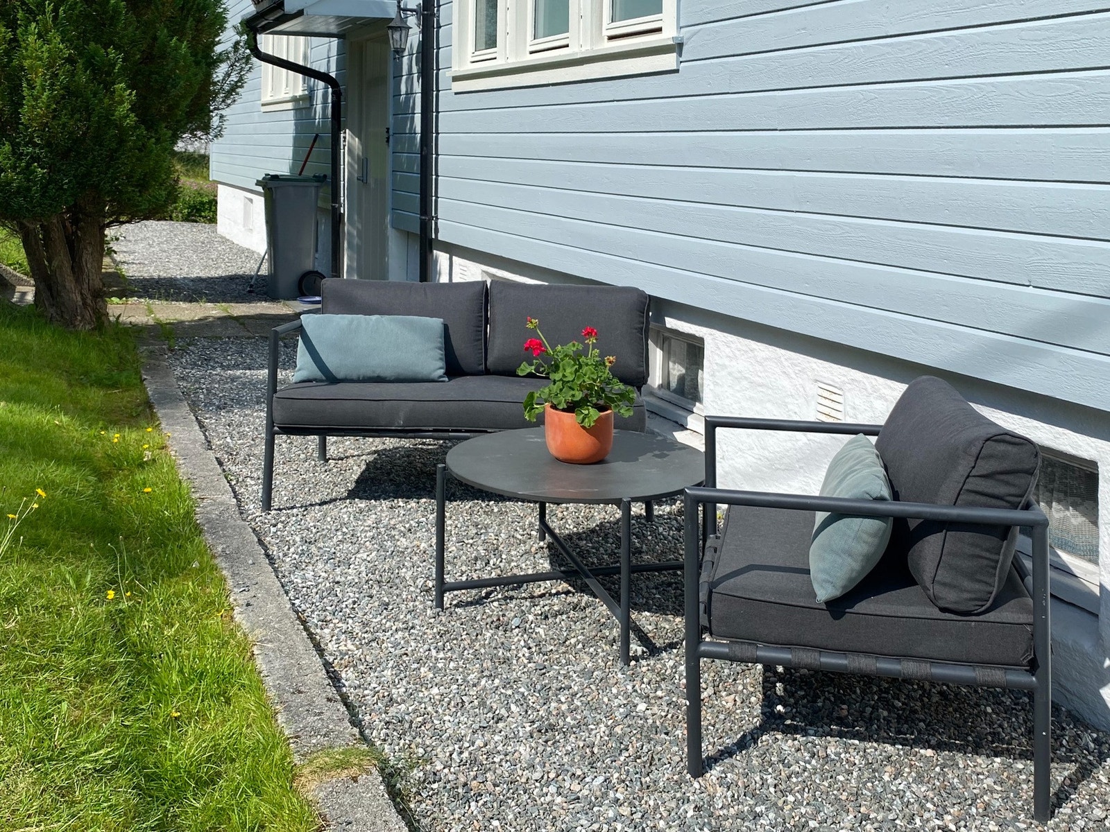 Pene sittegrupper i fellesområdet. Det er gode solforhold både på fremsiden og baksiden av boligen, og sittegrupper på begge sider. Galleribilde