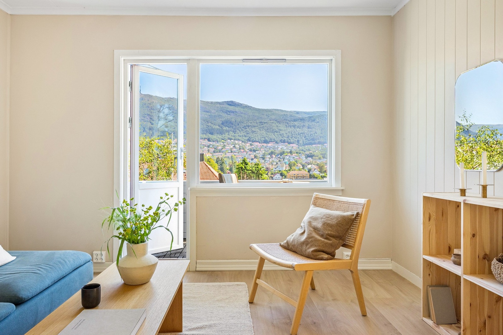 Overflatene er slette og lysmalte i en moderne fargetone. Galleribilde