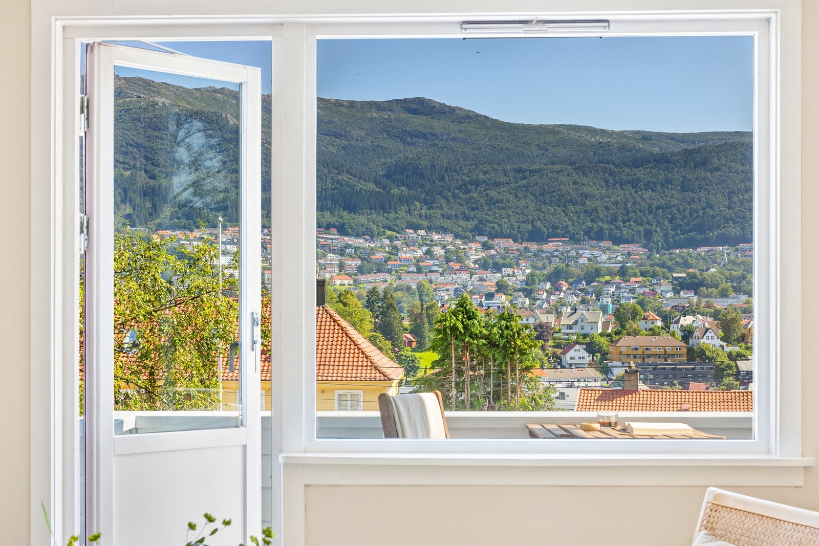 Store vindusflater slipper inn rikelig med naturlig lysinnslipp, som bidrar til et trivelig hjem. Galleribilde