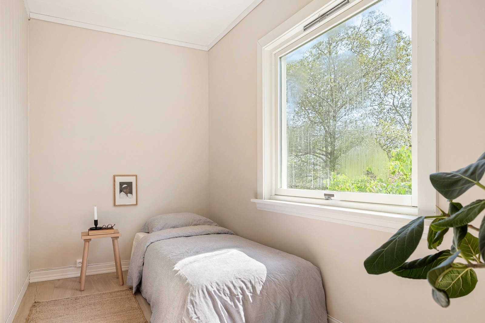 Dersom man selv er student, kan det være smart å leie ut de to rommene. Inntekten fra disse er skattefri så fremt man bor i boligen selv. Galleribilde