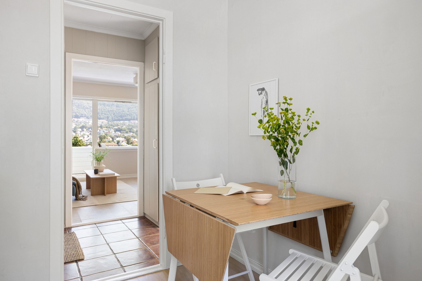 Den gjennomgående planløsningen gir fine lysforhold i hele leiligheten. Galleribilde