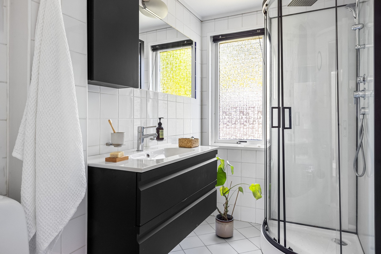 Videre har leiligheten et helfliset bad. Galleribilde