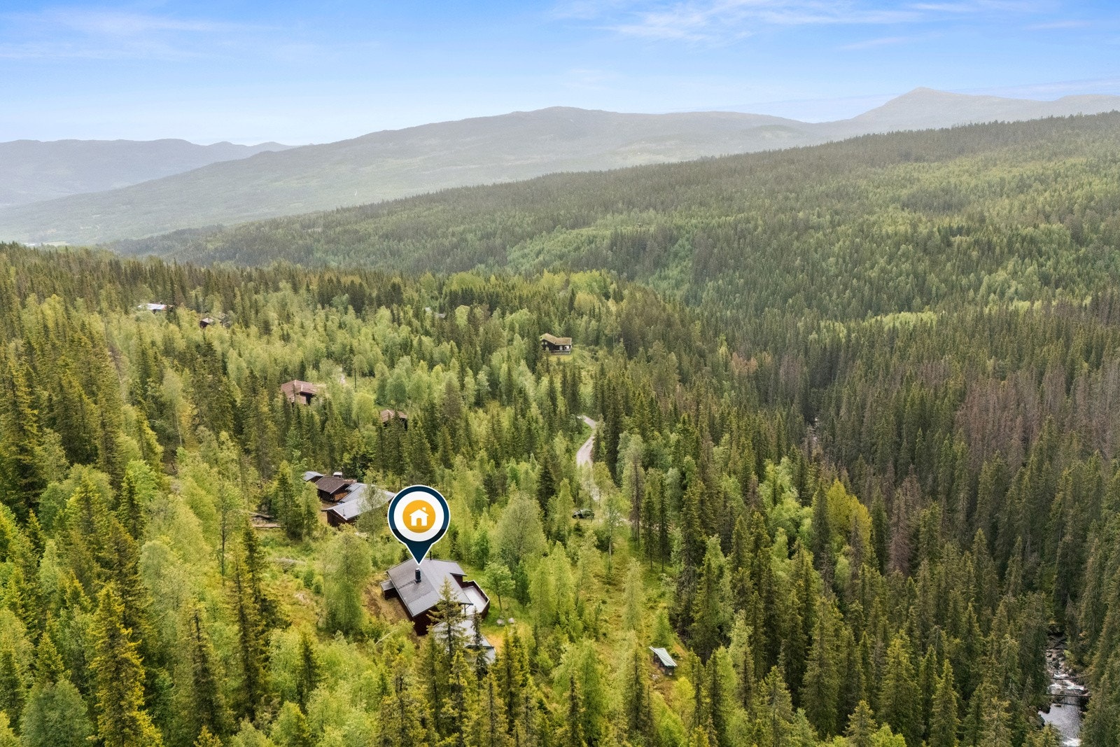 Flott fritidseiendom på en stor tomt. Naturskjønne omgivelser med nærhet til høyfjellet. Inkludert nabotomten på nedsiden på ca. 5 mål Galleribilde