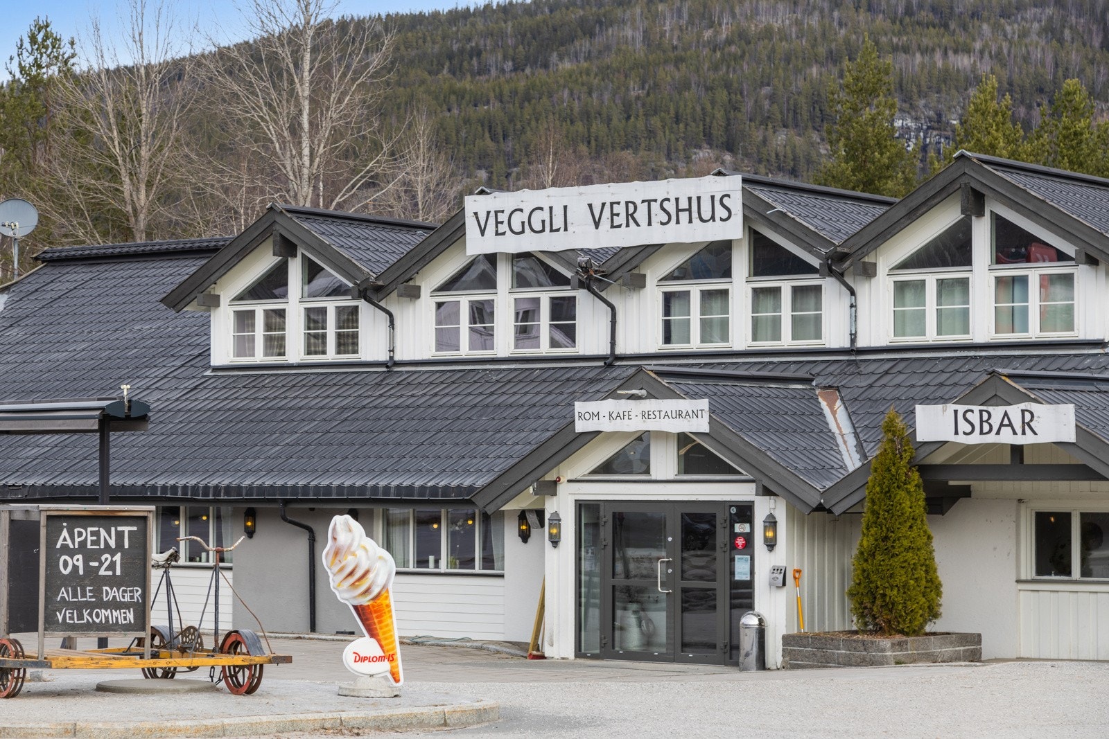 Vertshuset er et flott servering- og overnattingssted med flere aktivitetstilbud Galleribilde