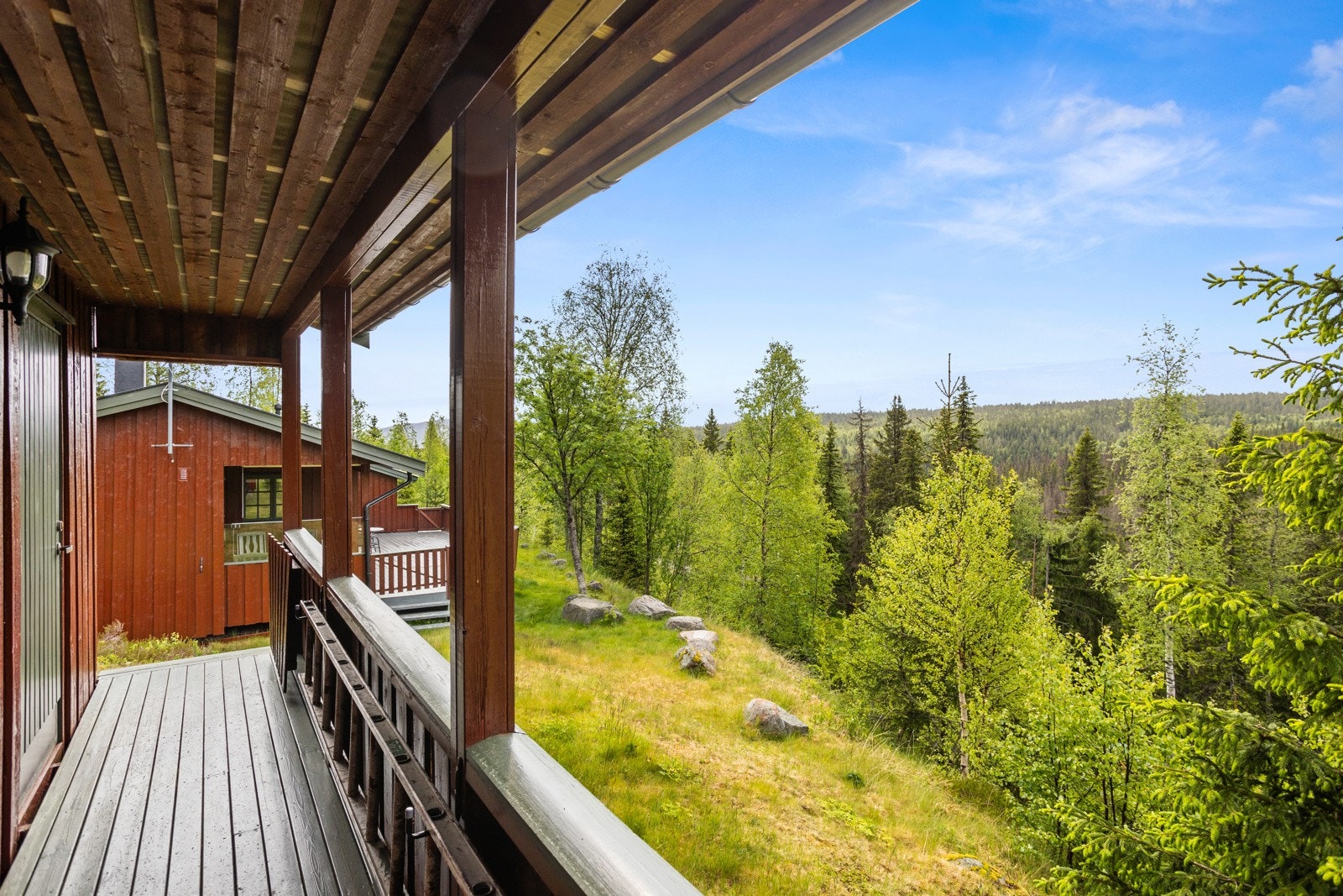 Svalgang leder inn videre til tre boder med vinduer Galleribilde