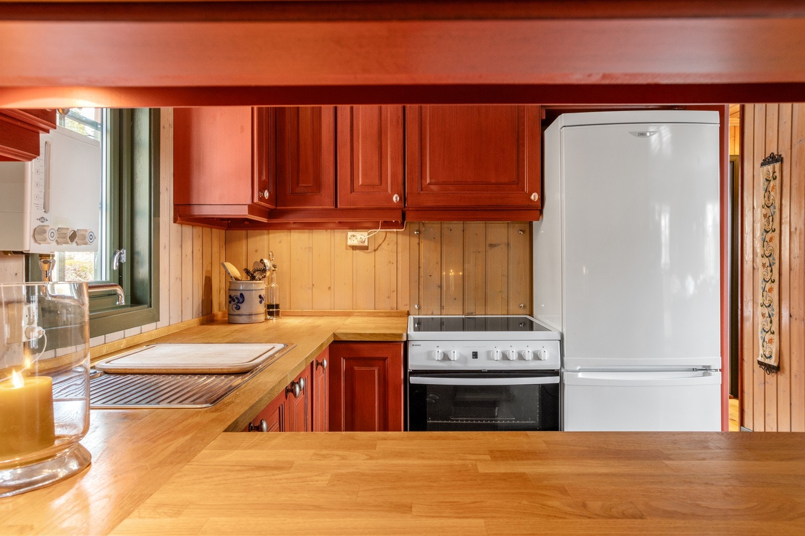 Benkeskapsbelysning er montert under overskapene. Spotlight i innredning over vinduet Galleribilde