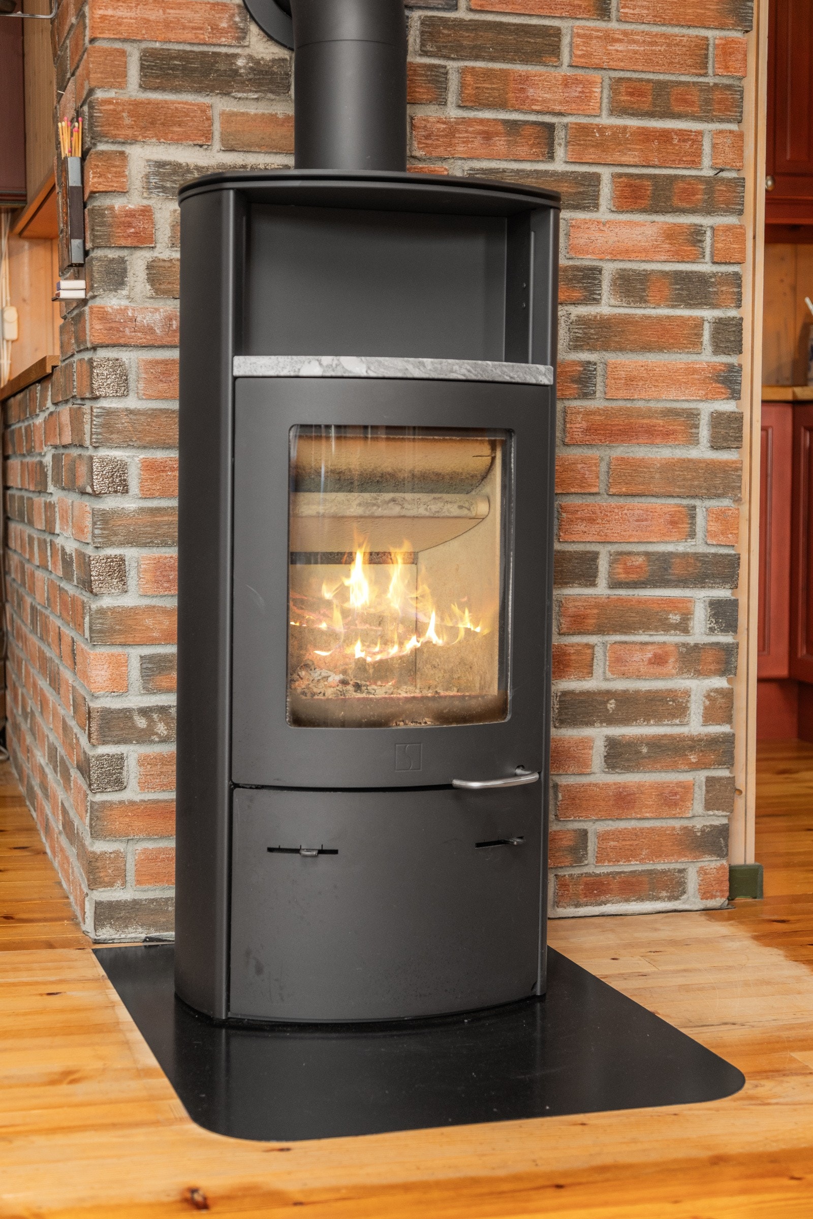 Sentralt i stuen er det montert en flott peisovn som varmer godt på kaldere dager. Peisovnen ble montert ny i 2007 Galleribilde