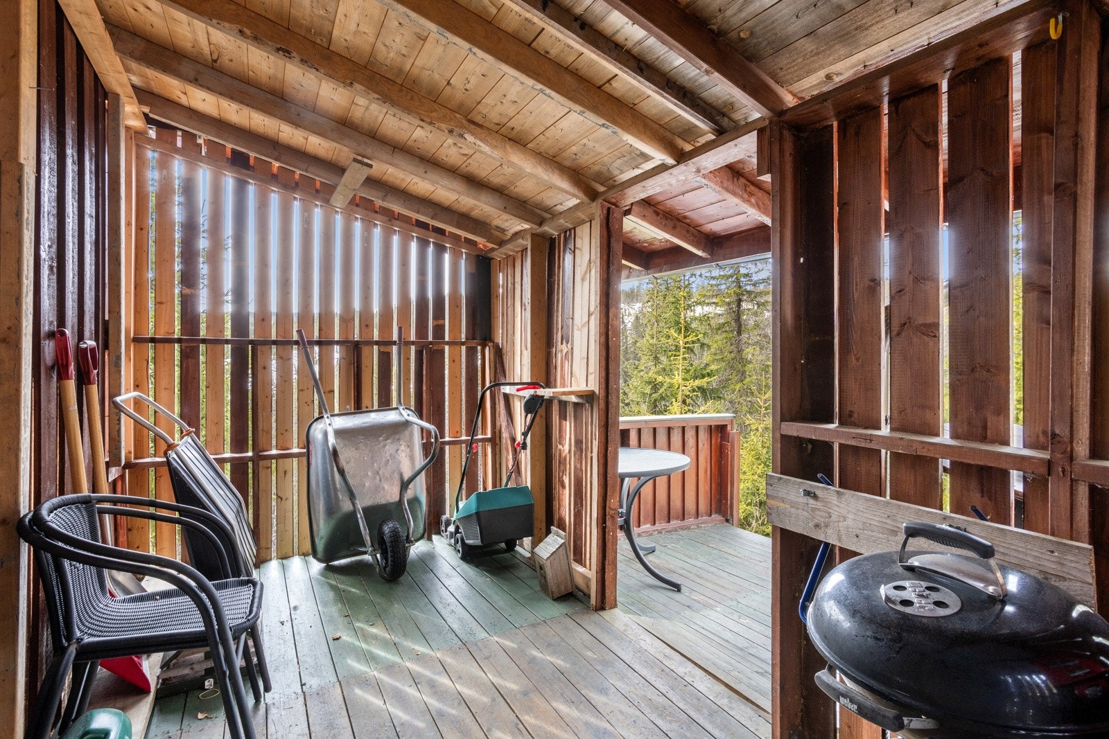 Tilbygg i bakkant av uthuset leder ut til en liten terrasse Galleribilde