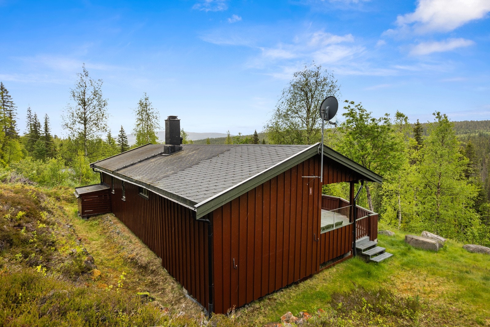 Det er utført tiltak med drenering på baksiden av hytta, og på begge kortsider Galleribilde