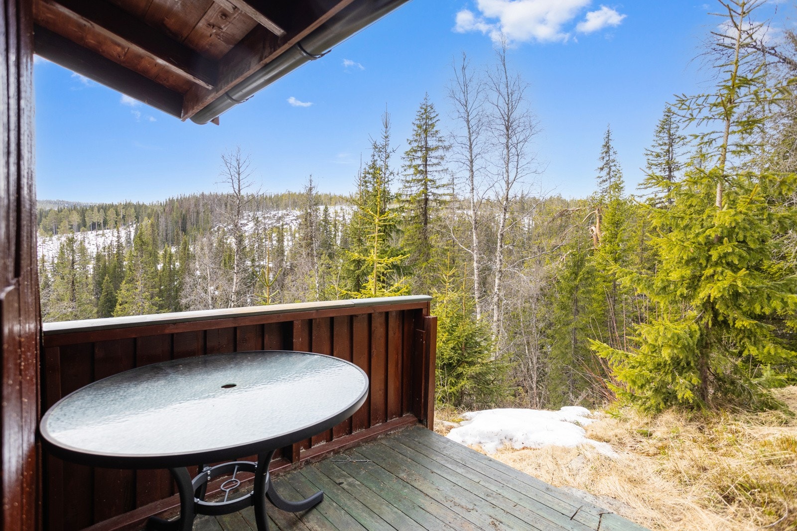 Vestvendt terrasse utenfor uthuset Galleribilde