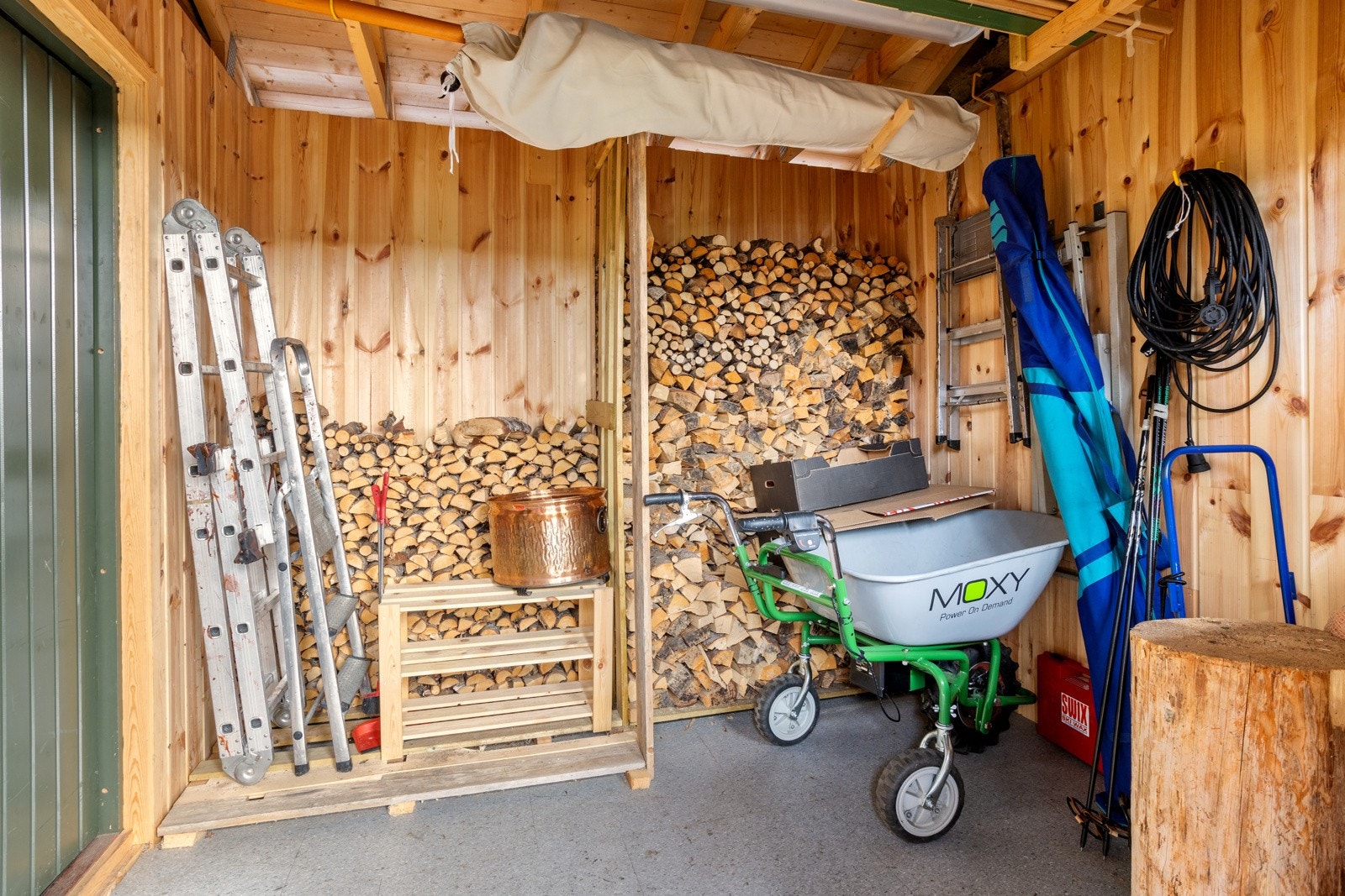 Vedskjulet finner du via dør nummer to, som leder ut en bakdør til et overbygget og uinnredet tilbygg Galleribilde