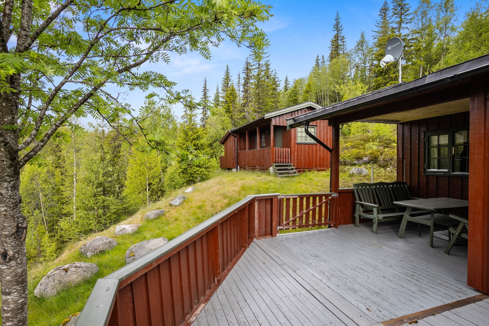 Koselig og lunfull krok med levegg av glass og takoverbygg. Det er god plass til flere soner med for eksempel grill og utemøblement Galleribilde