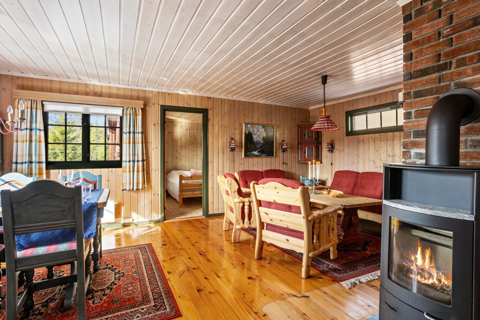 I den andre stuedelen er det møblert med sofagruppe, stoler og TV-hjørne Galleribilde