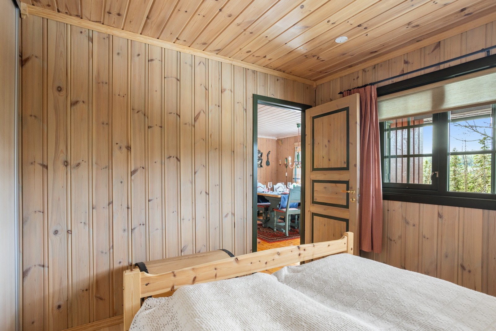 Dette rommet ble utvidet, tilbygg fra 2004. Utenfor er det inntrukket terrasse med takoverbygg. En lun og hyggelig uteplass Galleribilde