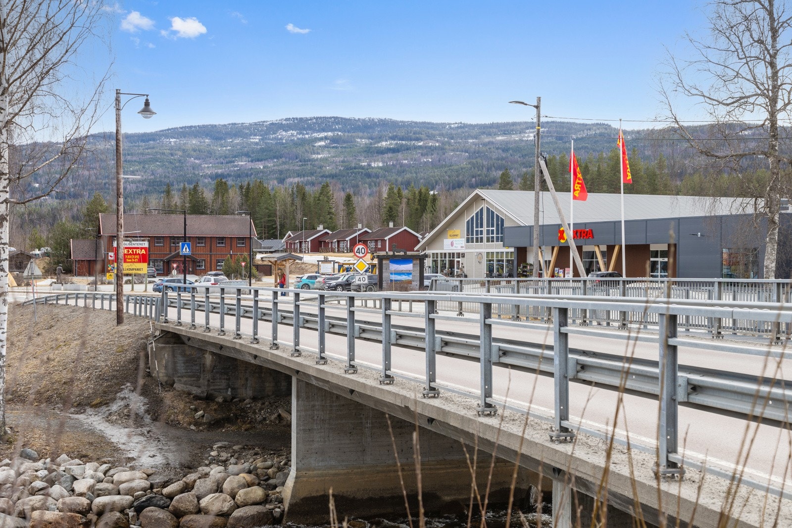 Rett etter Veggli sentrum finner du badedammen ved Mykstufoss i Veggli, med et støpt basseng som passer ypperlig for barn. Badeplassen har dype kulper og fine svaberg, og det er en egen parkering/rasteplass rett før Mykstufoss bru Galleribilde