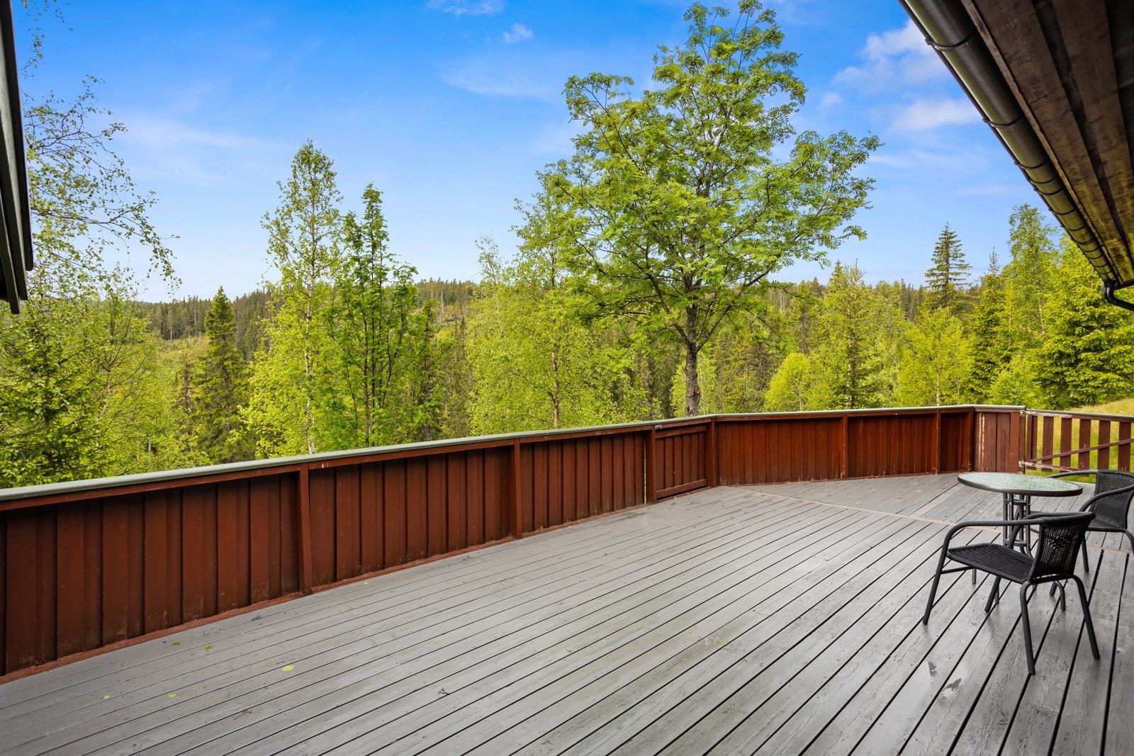 Fritidsboligen har god intern beliggenhet, innerst på hyttefeltet med suverene solforhold og nydelig utsikt, som kan nytes fra egen terrasse. Terrasse på 40kvm Galleribilde