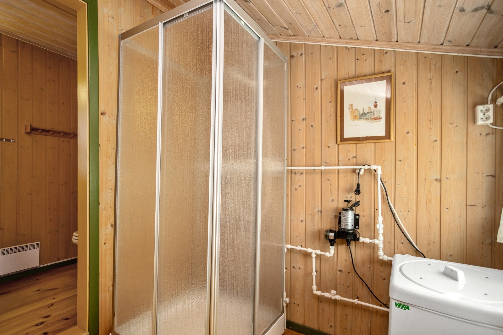 et er montert et lukket dusjkabinett, og en 60 liter varmtvannsbereder med enkelt røropplegg tilknyttet utendørs vanntank. Varmvannsbereder kan også fylles og tappes manuelt Galleribilde