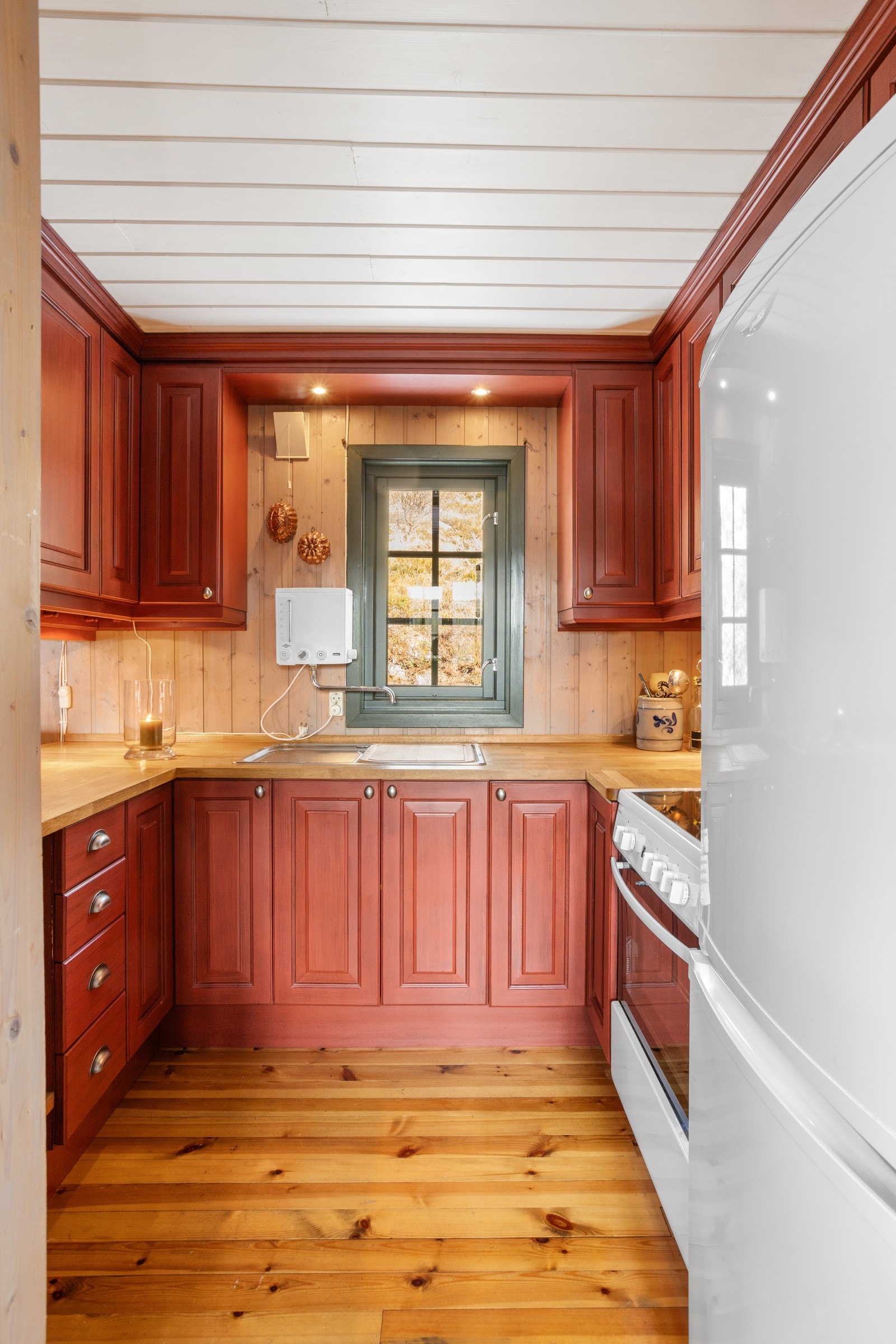 Flott kjøkken ble plassbygget av Uvdal Trevare i 2007. Kjøkkeninnredningen inneholder behandlet innredning med profilerte fronter Galleribilde