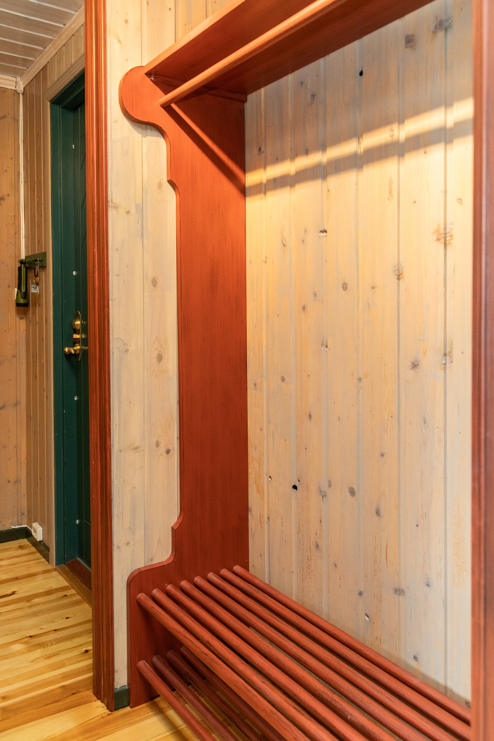 Flott nisje med oppheng og skohylle, som gjør det enkelt å rydde sko og jakker ut av syne Galleribilde