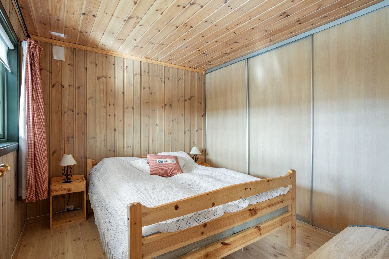 Hovedsoverommet har god plass til dobbeltseng, nattbord og tilhørende møblement. I dette rommet er det montert skyvedørsgarderobe Galleribilde