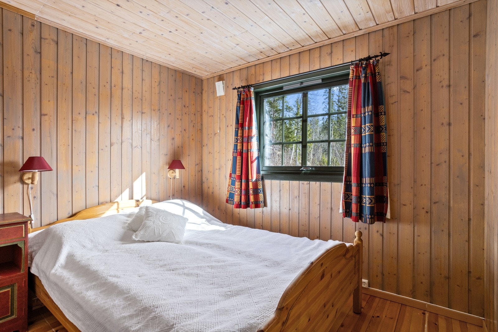 Dette rommet er også av god størrelse, med plass til dobbeltseng og nattbord Galleribilde