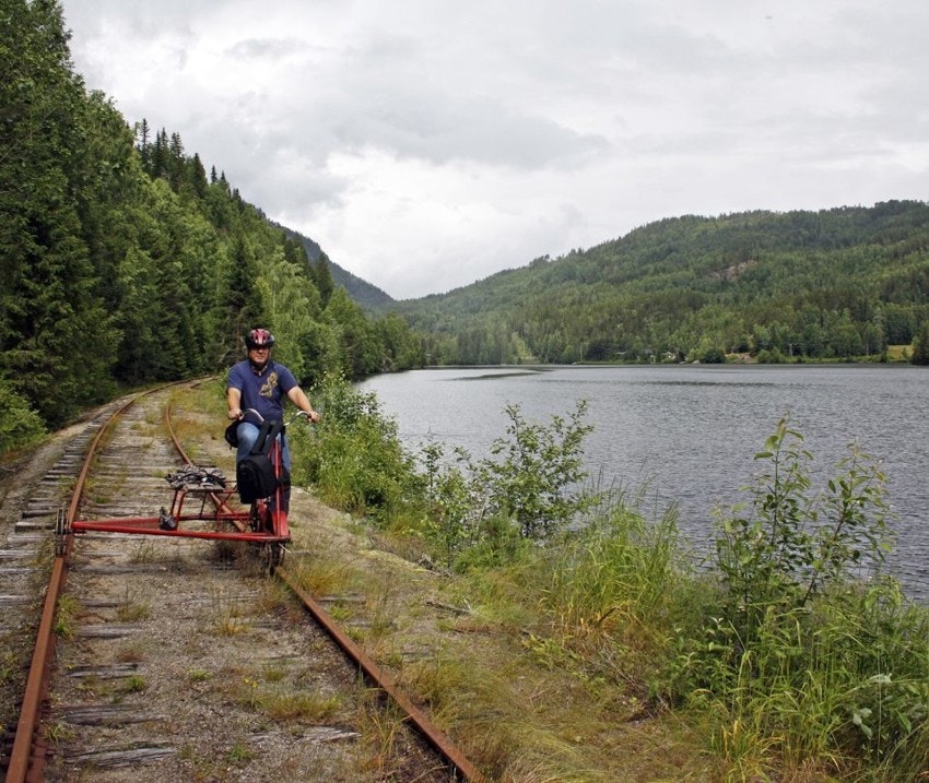 Det tilbys Dresinsykling på den nedlagte Numedalsbanen, og det er mulighet for overnatting i gamle togvogner (kilde: kongsberg.no) Galleribilde