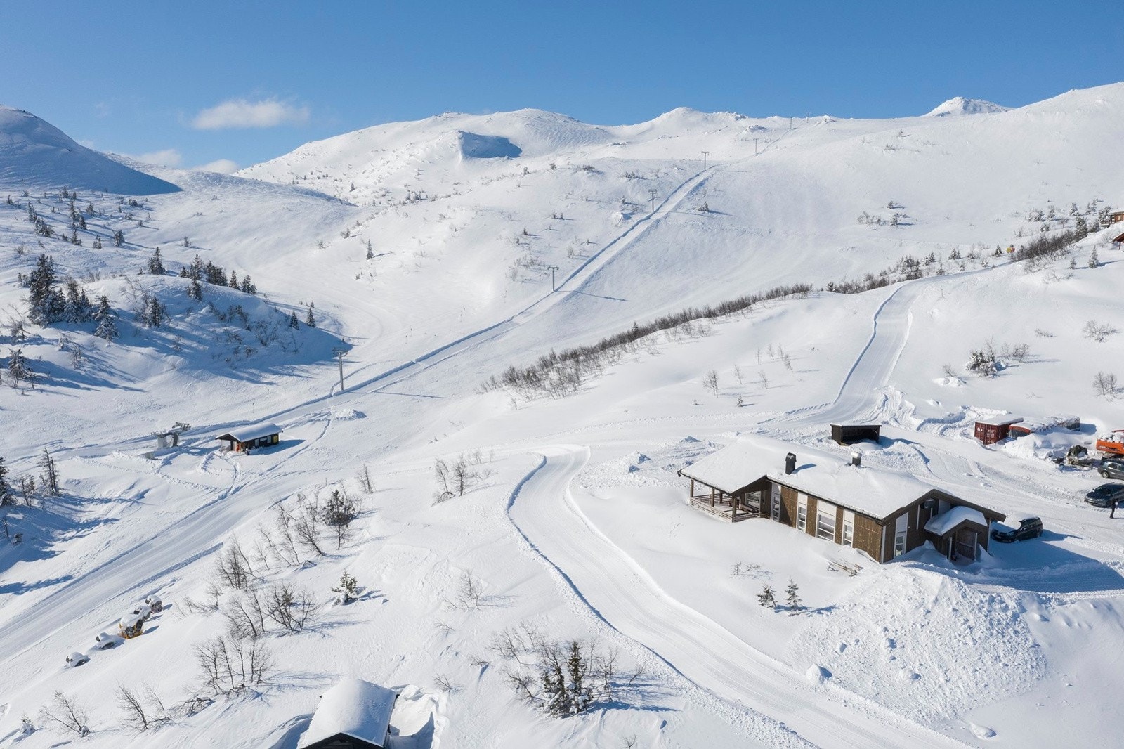 Veggli Skisenter har en toppstasjon på 1111 m.o.h. med to nedfarter. Det er laget en egen 1020 meter lang akebakke for kjelkekjøring, hvor du kan hekte kjelken på heisen Galleribilde