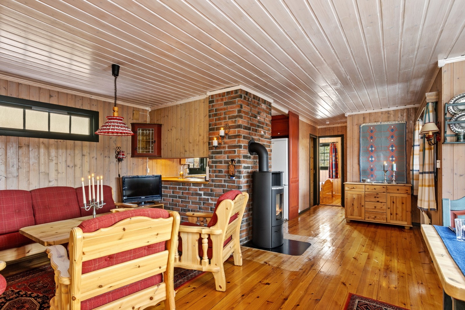 Kjøkkenet ligger i en delvis åpen løsning mot stuen Galleribilde