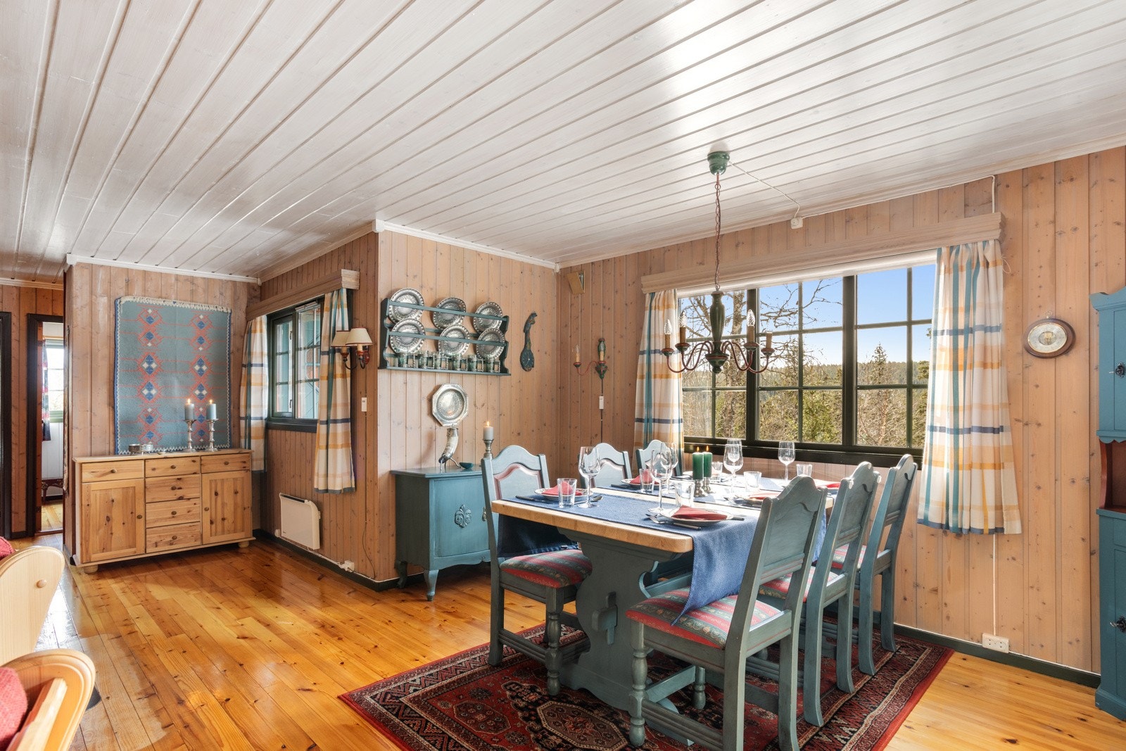 Flere vindusflater slipper inn godt med naturlig lys Galleribilde