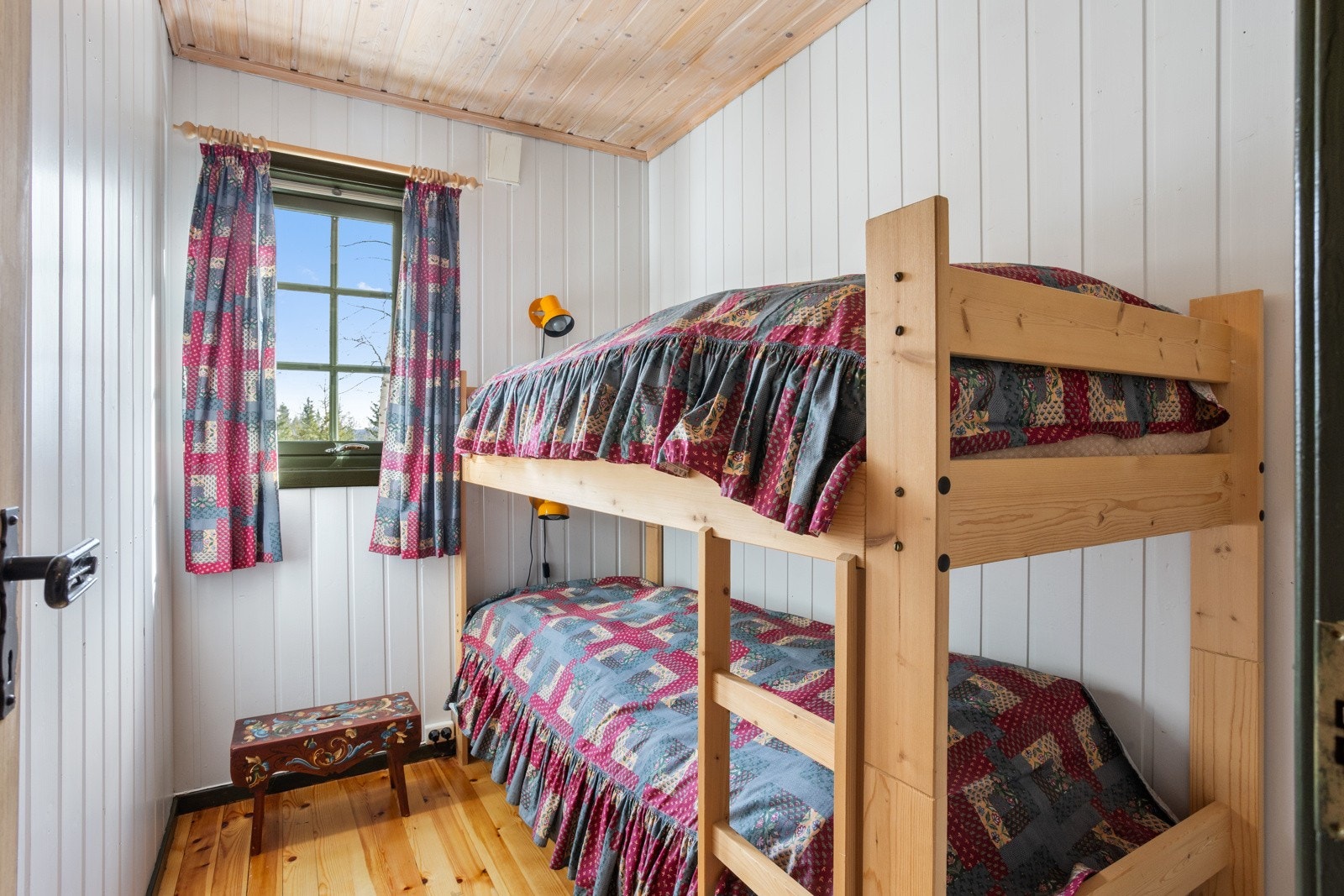 Soverom tre er av noe mindre størrelse, men passer ypperlig til barnerom/gjesterom Galleribilde