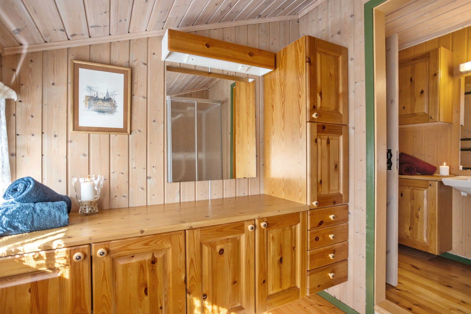 Praktisk innredning med skapinnredning, speil og overlys Galleribilde