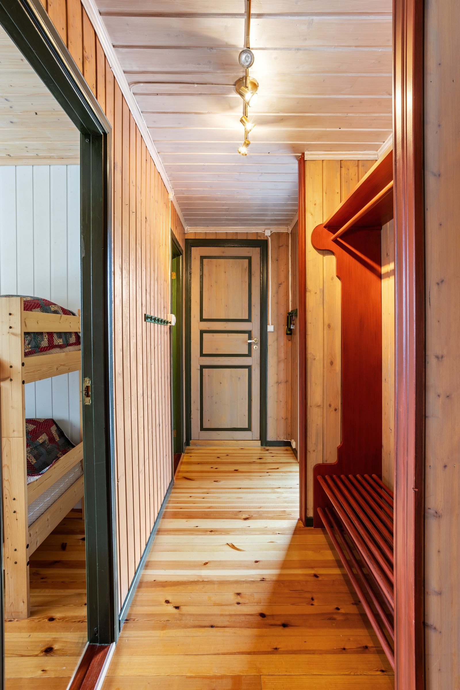 Innbydende entré med en praktisk innvendig bod for oppbevaringsplass Galleribilde