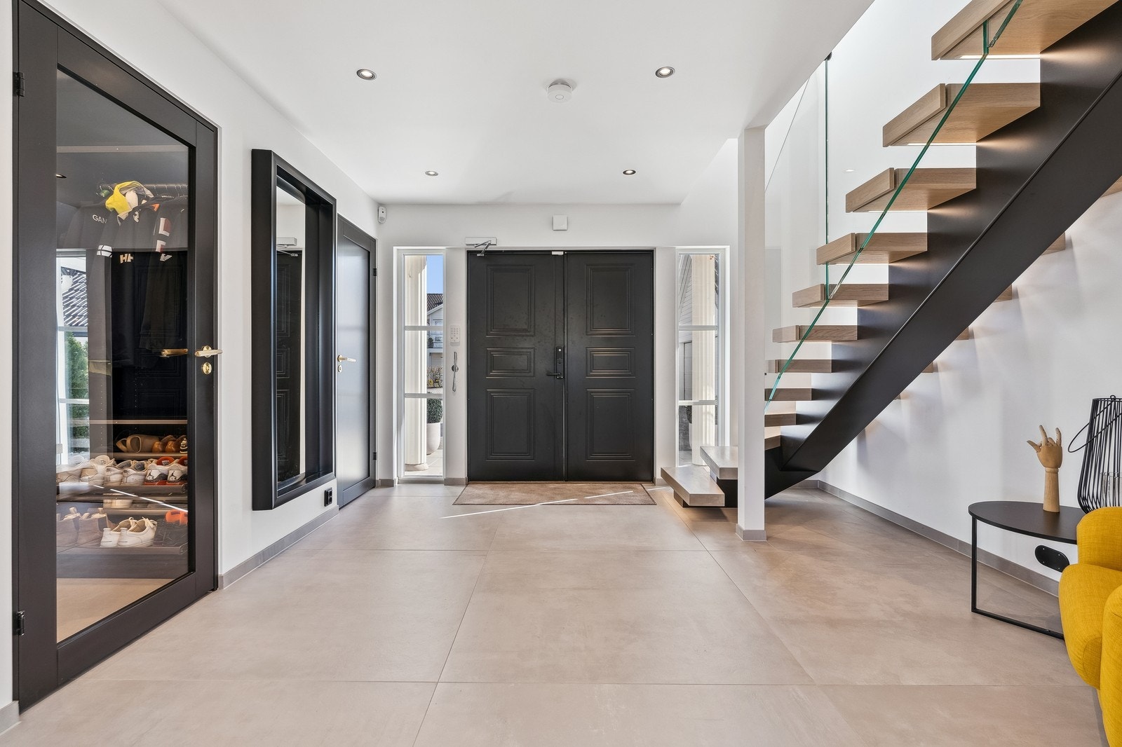 Innbydende og romslig entré som gir et godt førsteinntrykk allerede ved ankomst. Galleribilde