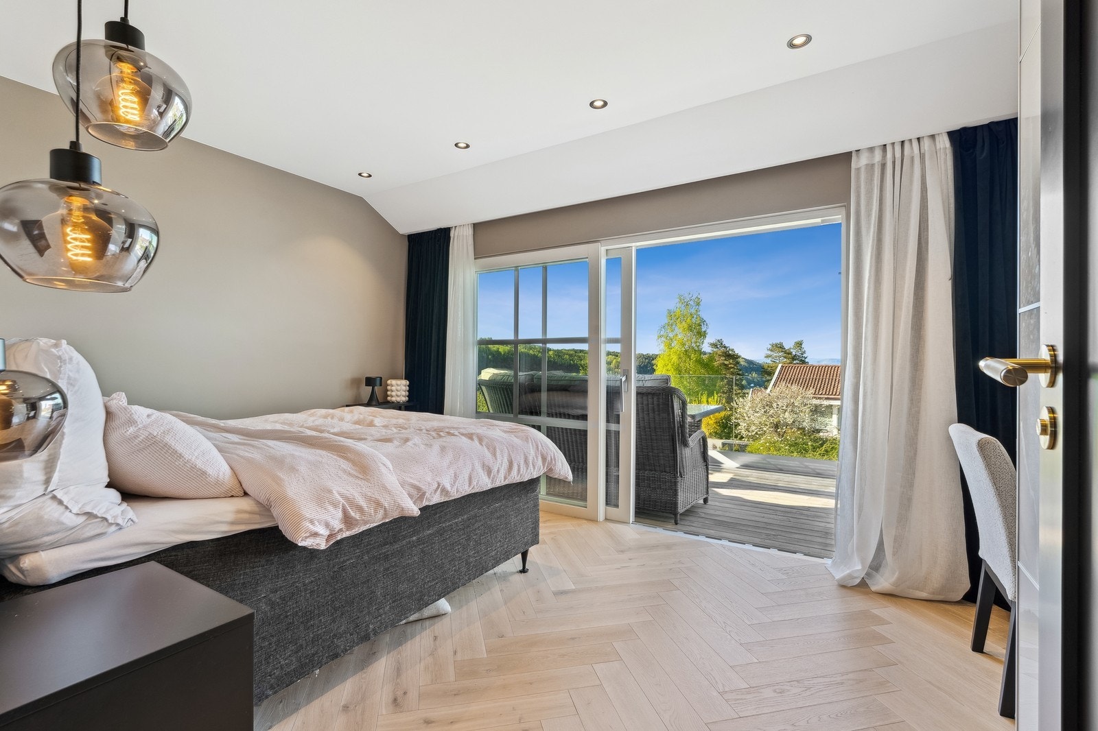 Soverom 2 med utgang til balkong. Galleribilde