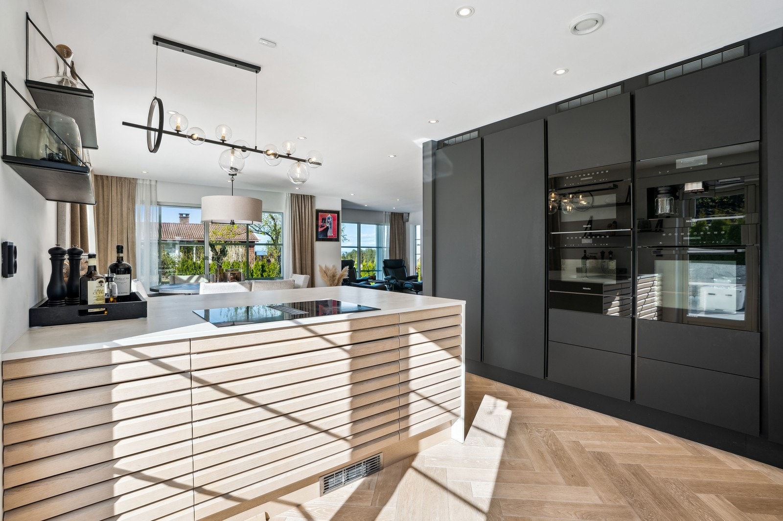 Moderne kjøkken med integrerte hvitevarer. Galleribilde