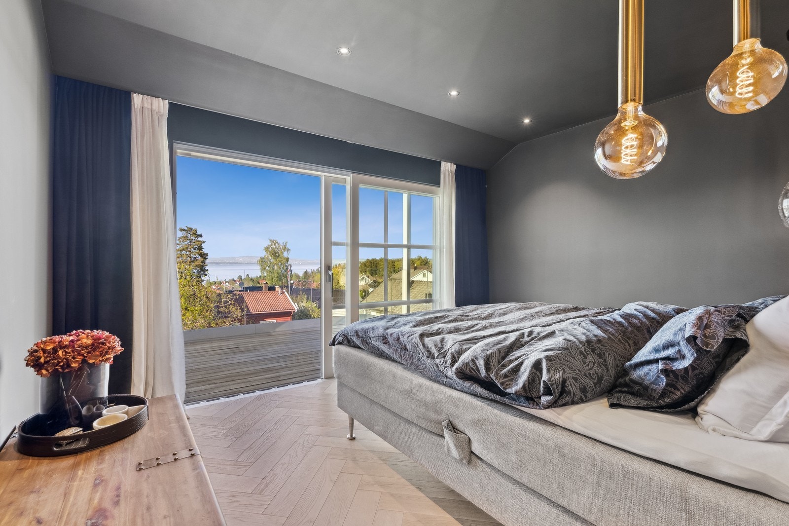 Soverommet har egen utgang til balkongen. Galleribilde